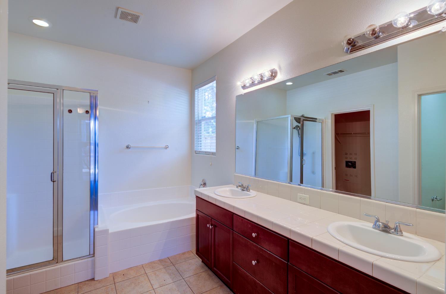 5691 N Crabapple Dr, Fresno, CA 93711