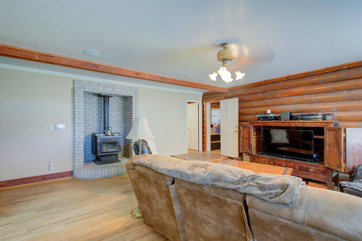 15686 Cozzi Ave, Dos Palos, CA 93620