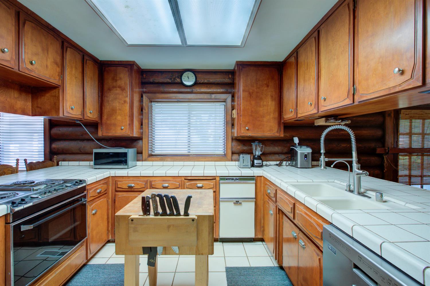 15686 Cozzi Ave, Dos Palos, CA 93620