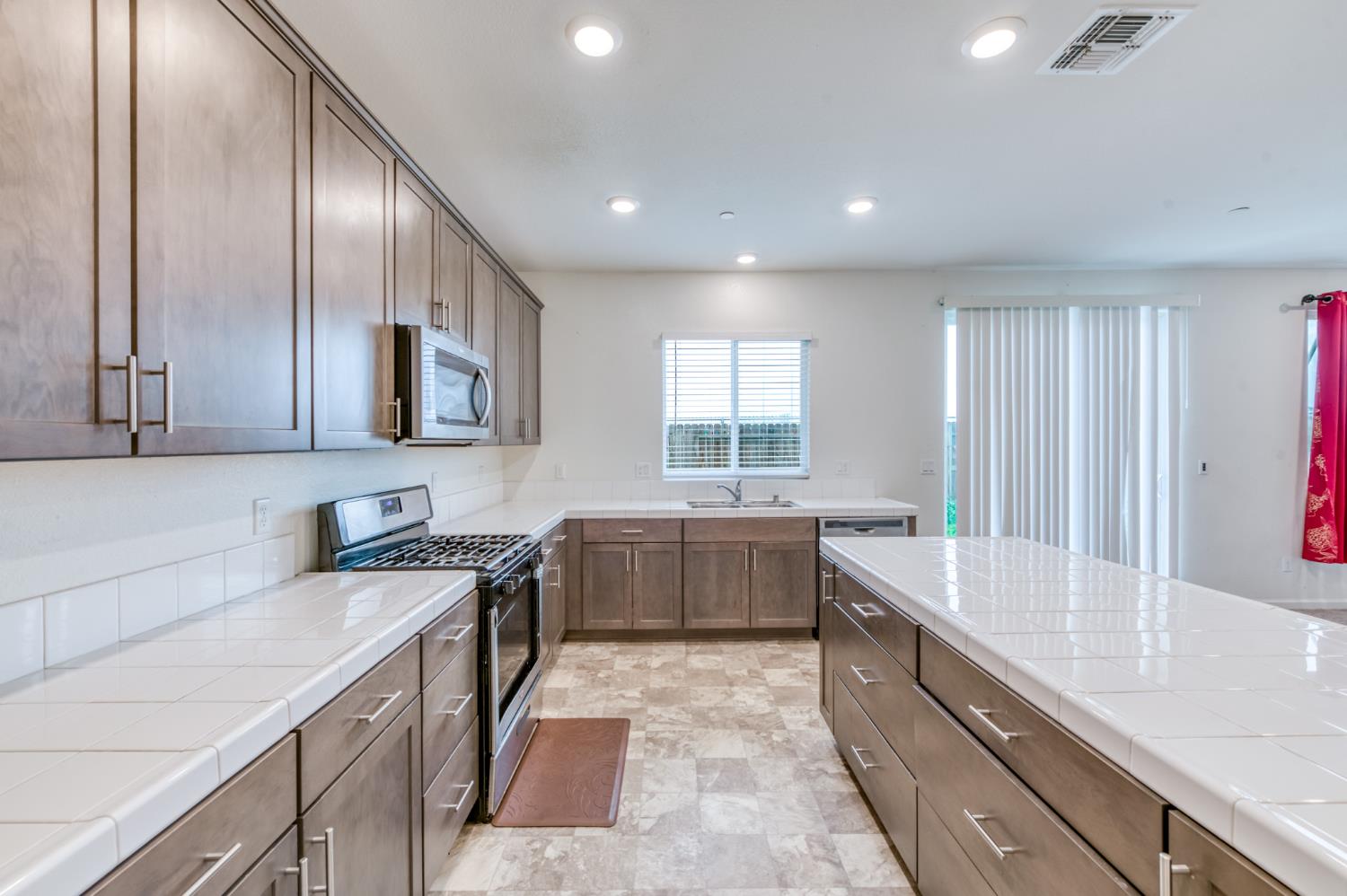 1469 Rinconada Dr, Madera, CA 93637