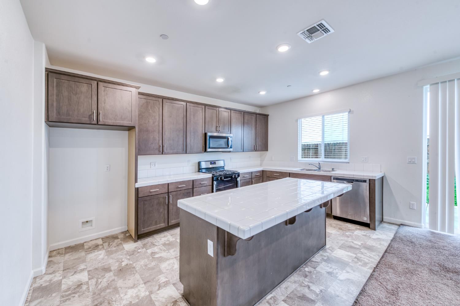 1469 Rinconada Dr, Madera, CA 93637