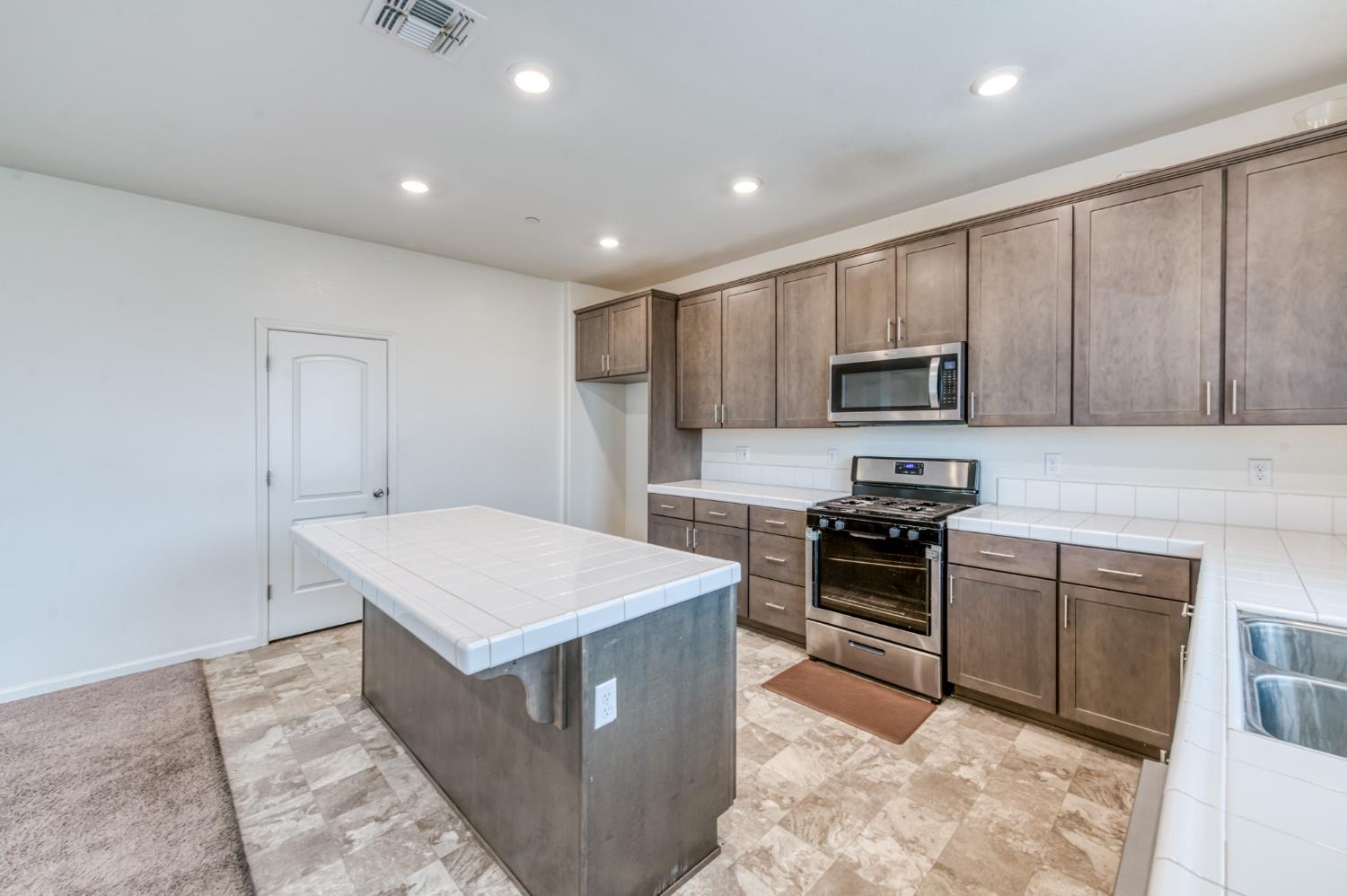 1469 Rinconada Dr, Madera, CA 93637