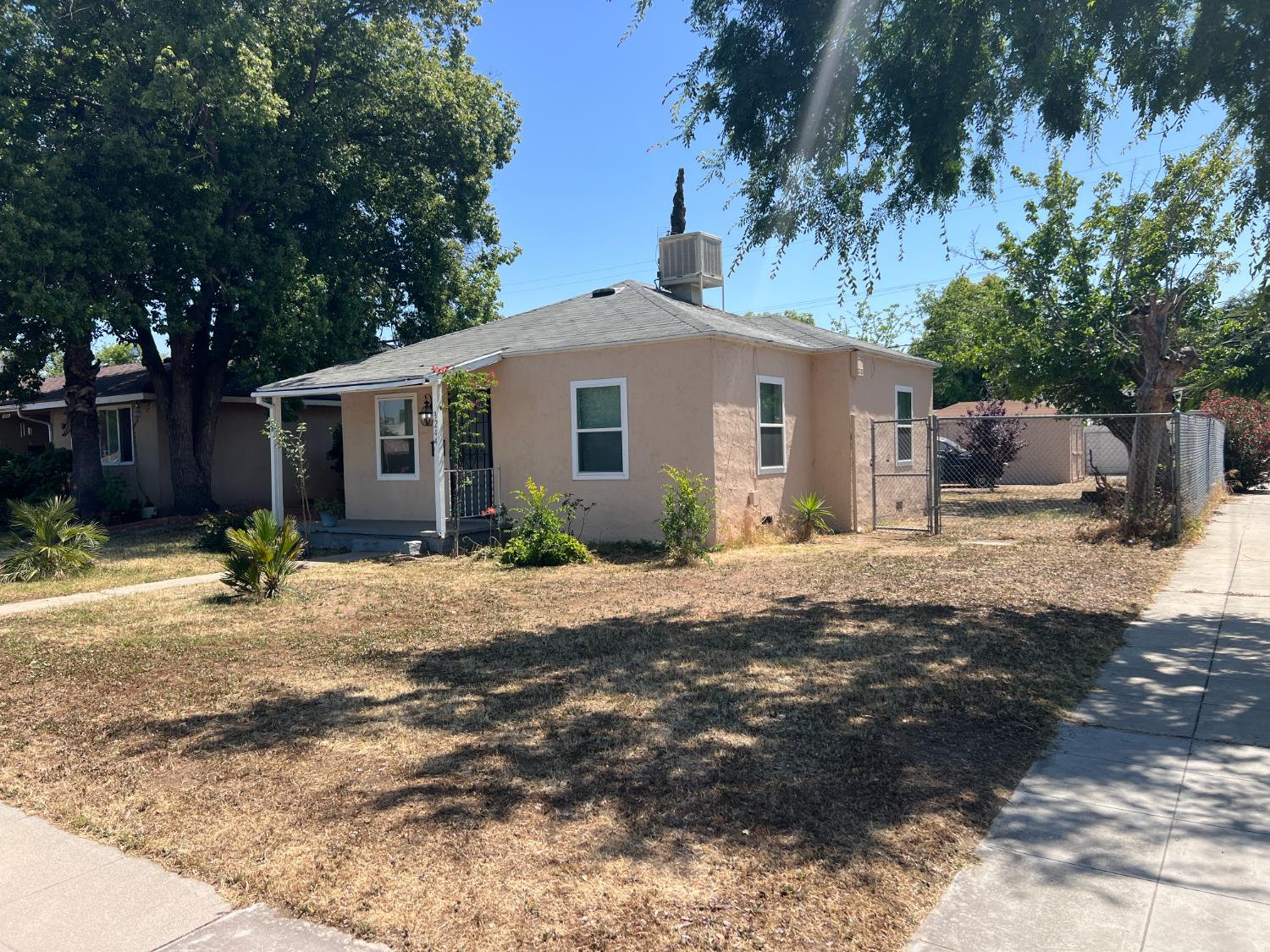 3244 E Pine Ave, Fresno, CA 93703