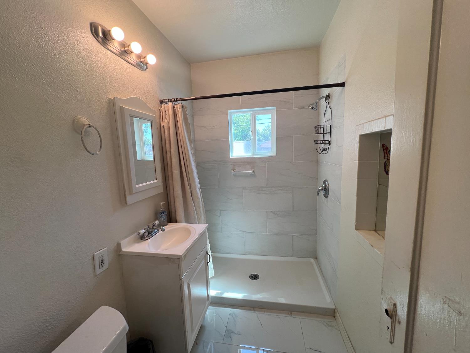 3244 E Pine Ave, Fresno, CA 93703