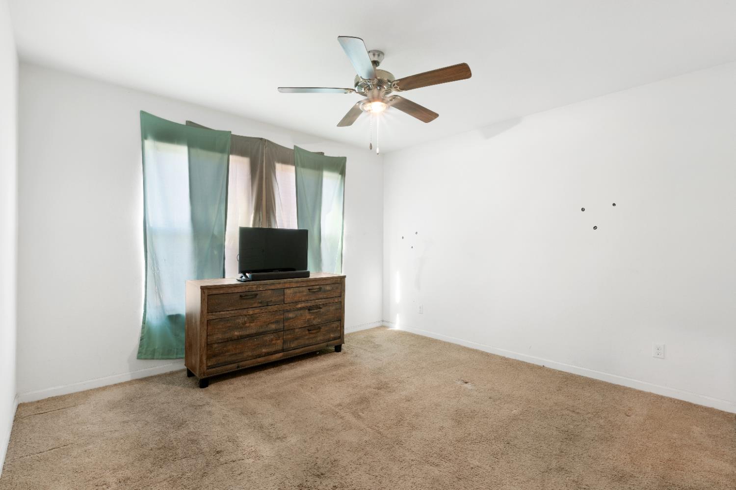 5622 W Pontiac Way, Fresno, CA 93722