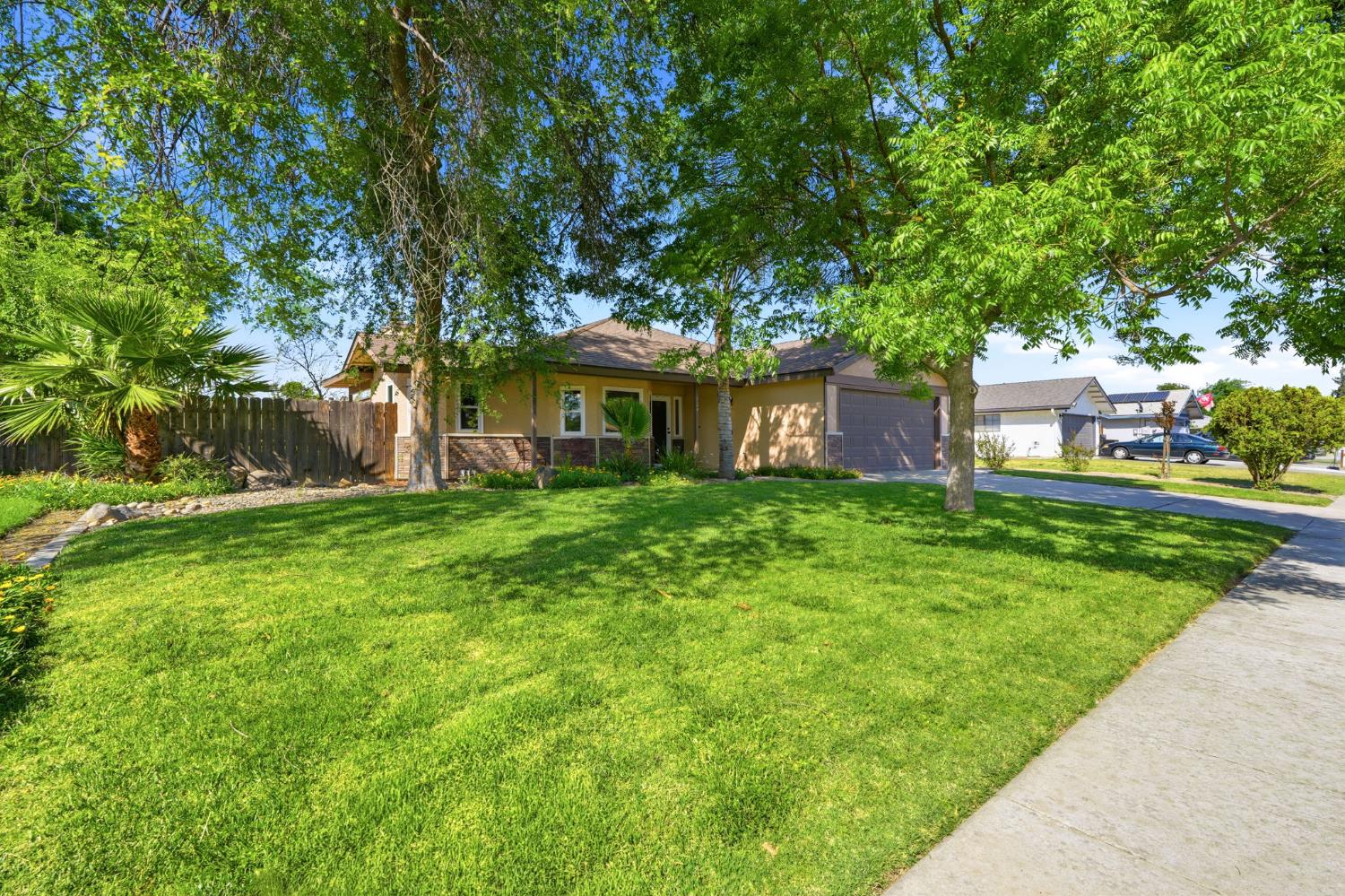 924 Greenwood Ave, Hanford, CA 93230