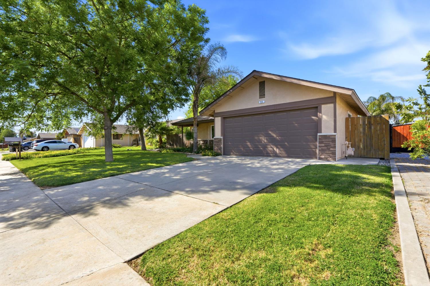 924 Greenwood Ave, Hanford, CA 93230