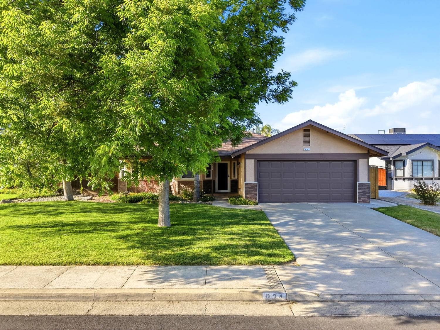 924 Greenwood Ave, Hanford, CA 93230