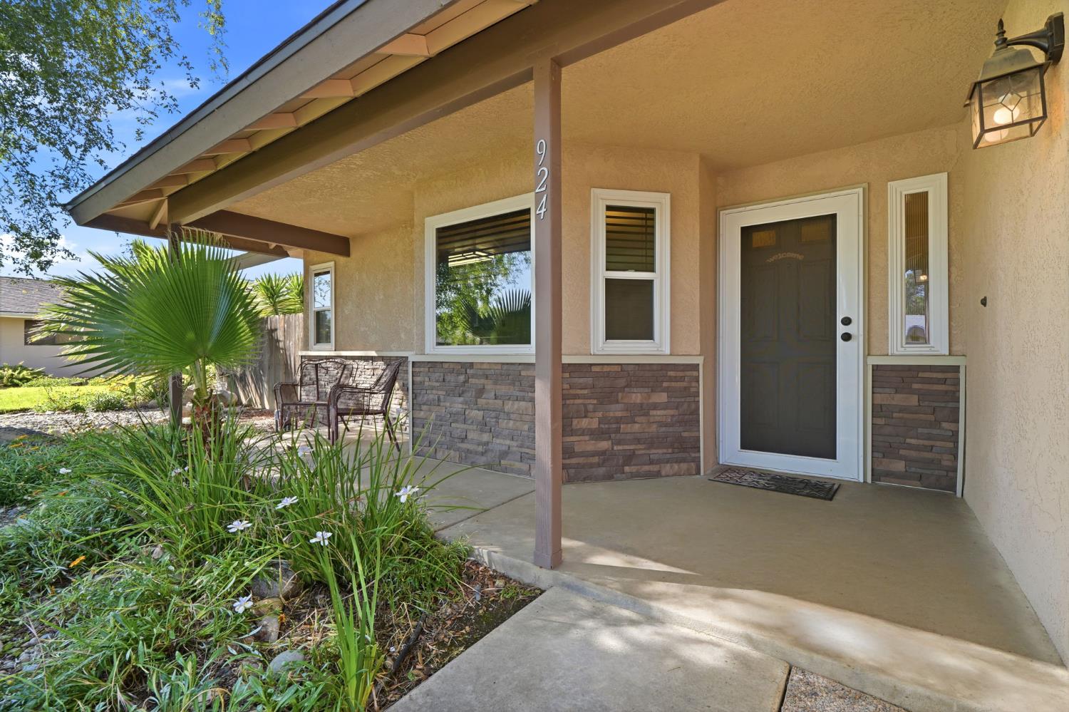 924 Greenwood Ave, Hanford, CA 93230