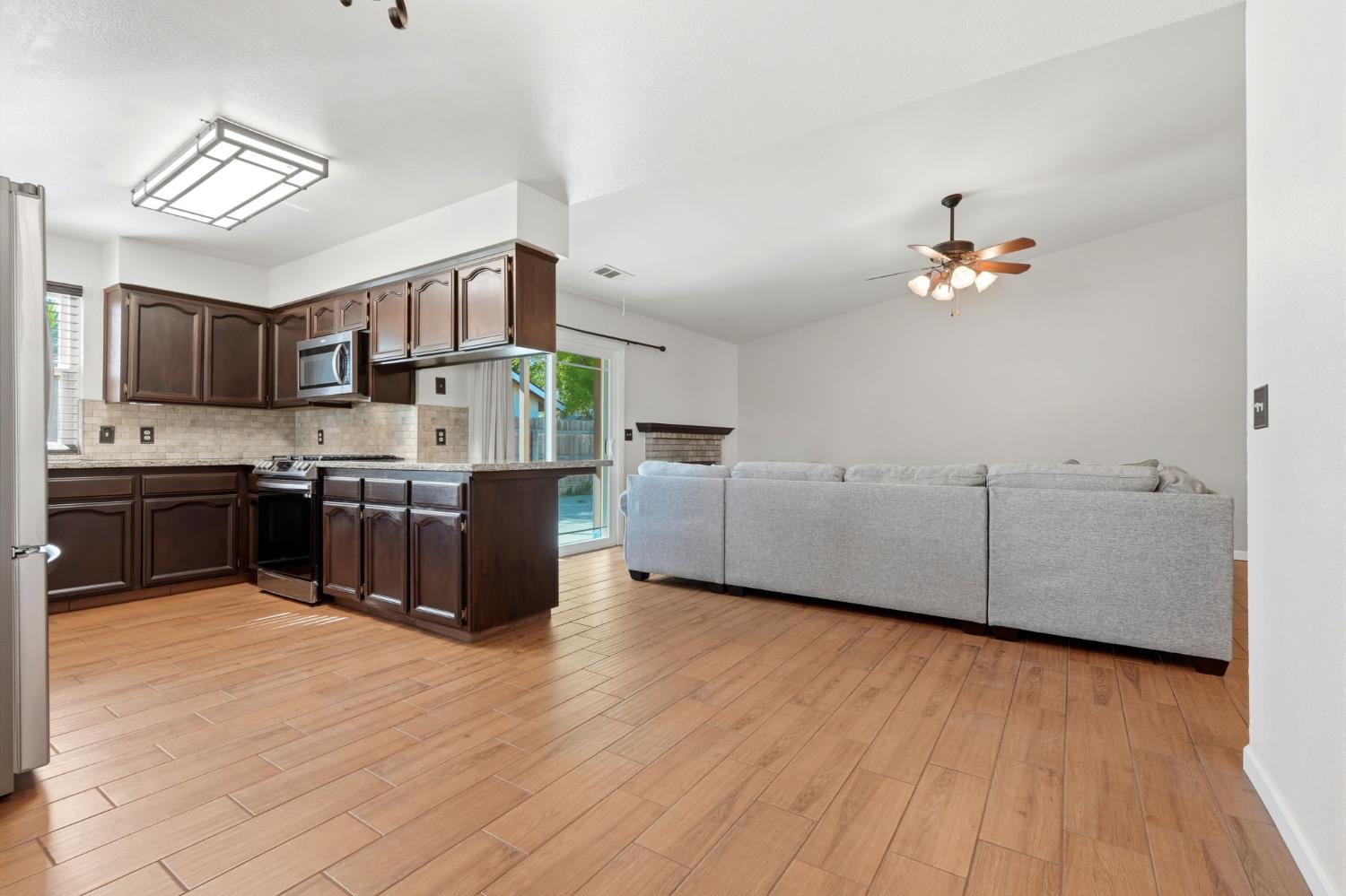 924 Greenwood Ave, Hanford, CA 93230