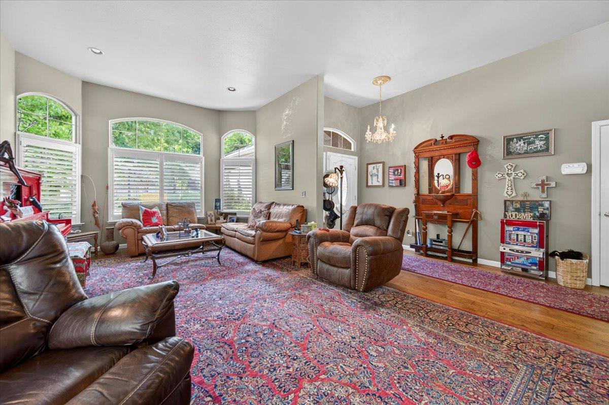 2007 Ashcroft Ave, Clovis, CA 93611