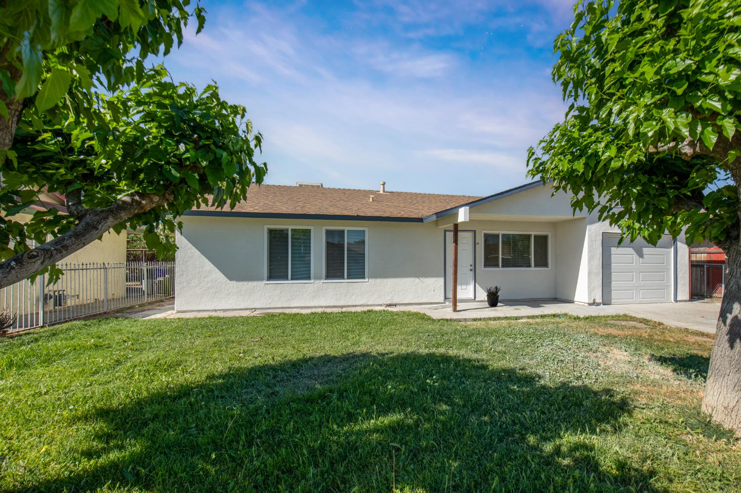 266 L St, Mendota, CA 93640