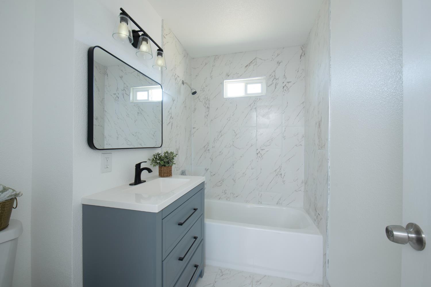 266 L St, Mendota, CA 93640