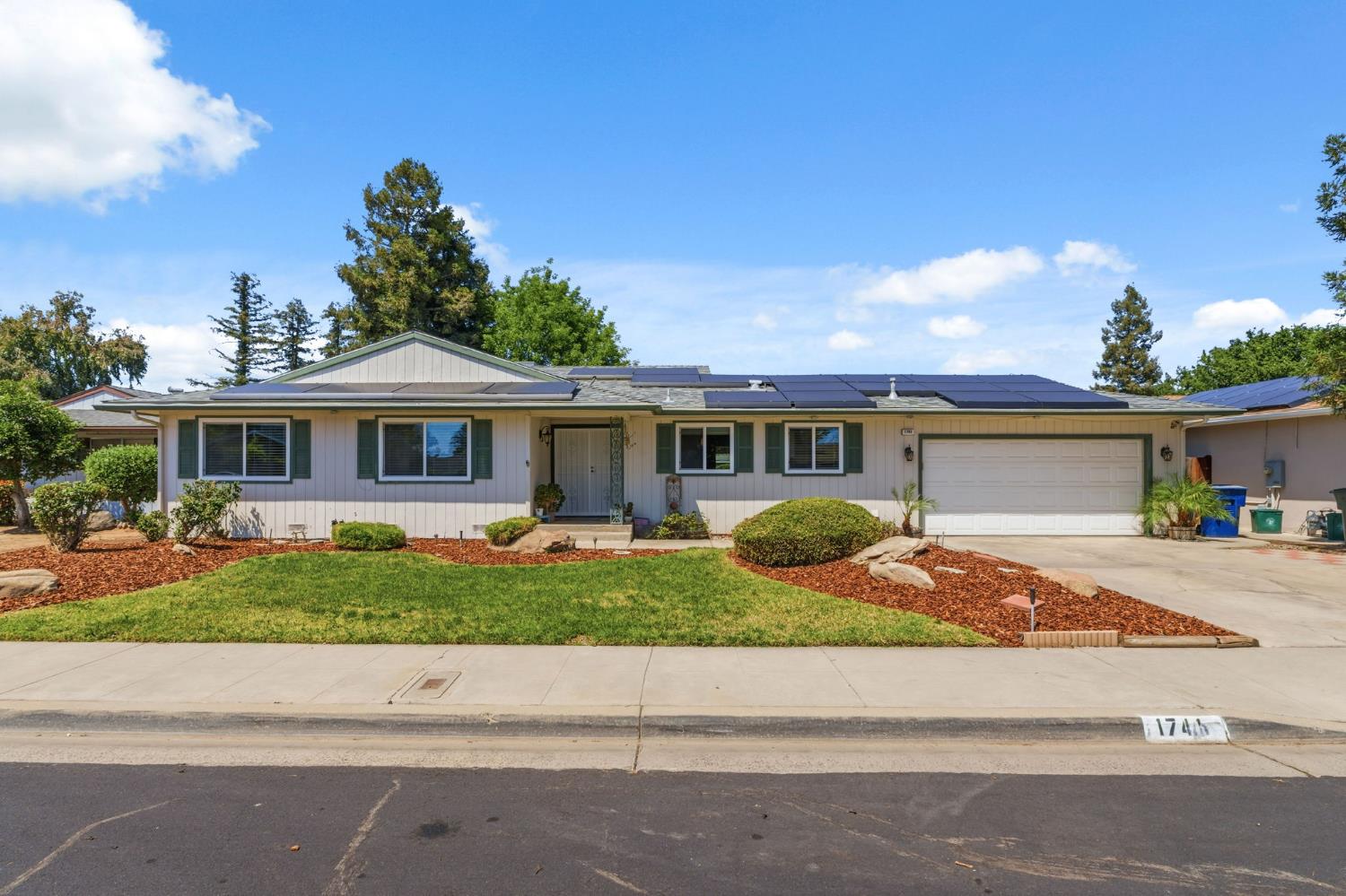 1741 Robinwood Ave, Clovis, CA 93611