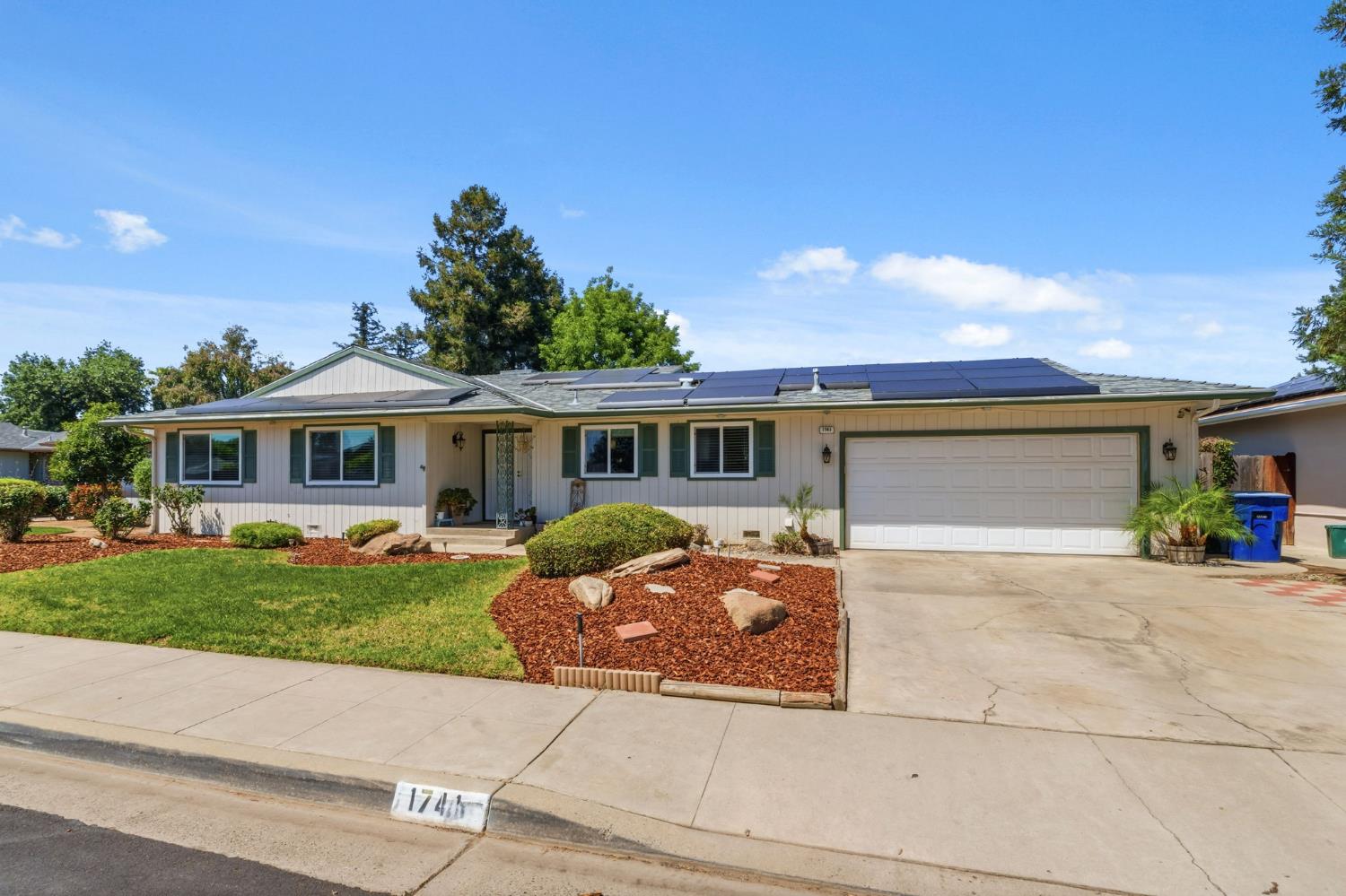 1741 Robinwood Ave, Clovis, CA 93611