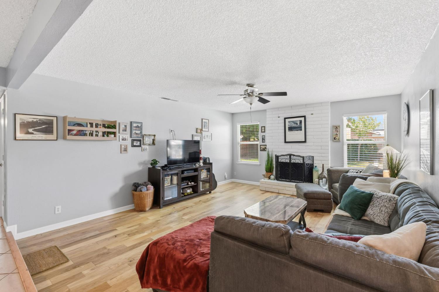 1741 Robinwood Ave, Clovis, CA 93611