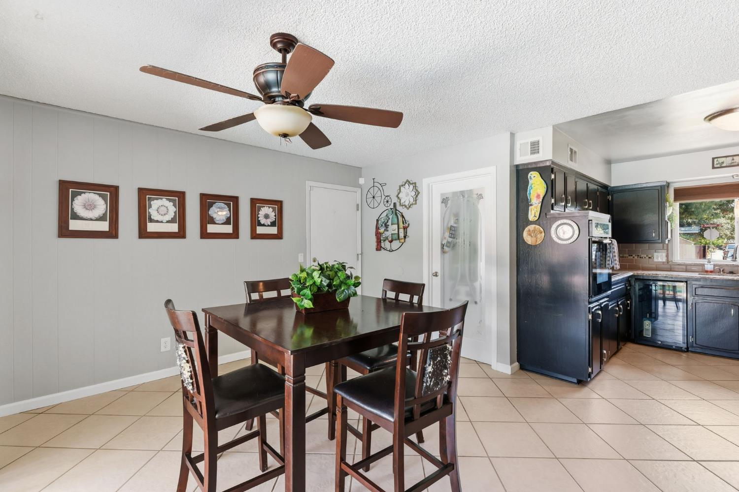 1741 Robinwood Ave, Clovis, CA 93611