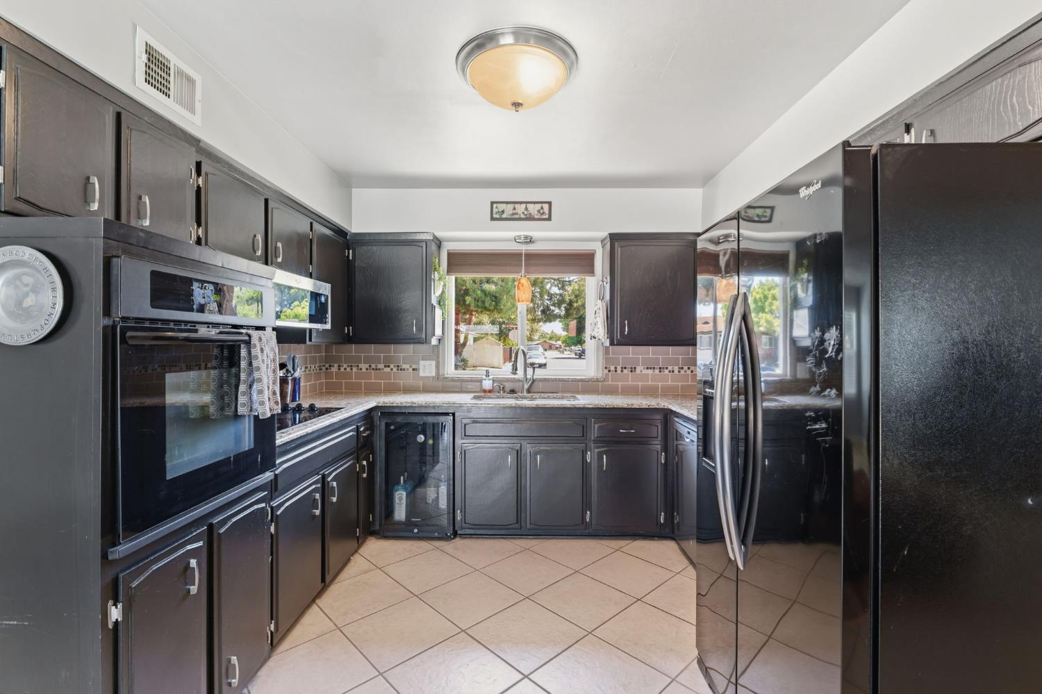 1741 Robinwood Ave, Clovis, CA 93611