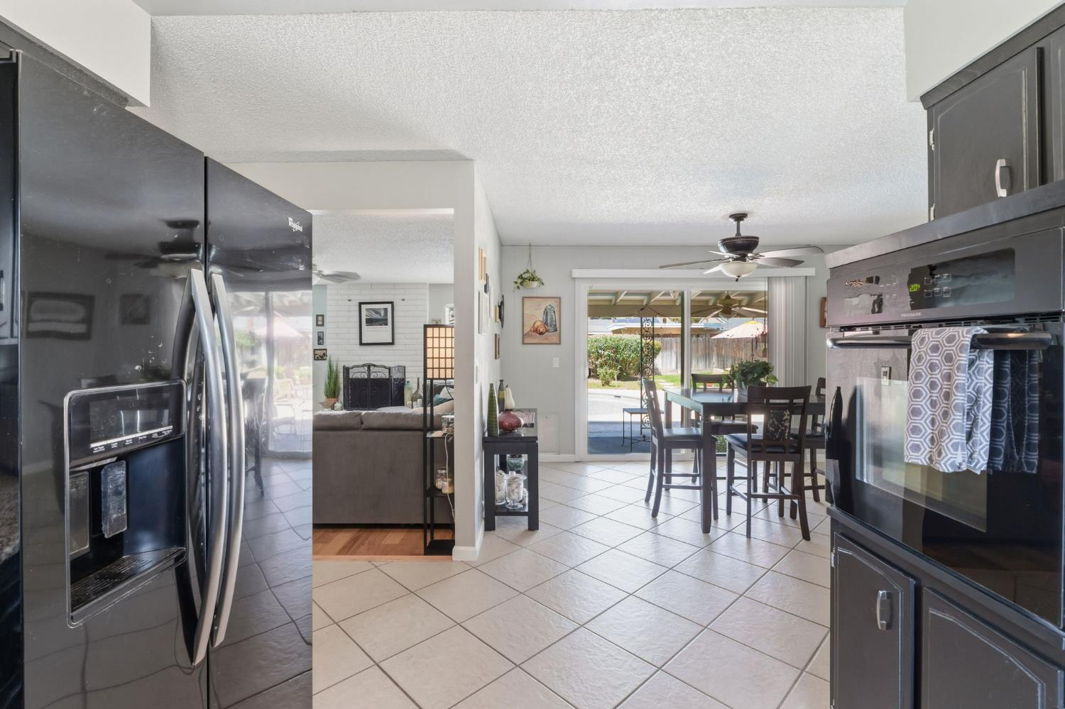 1741 Robinwood Ave, Clovis, CA 93611