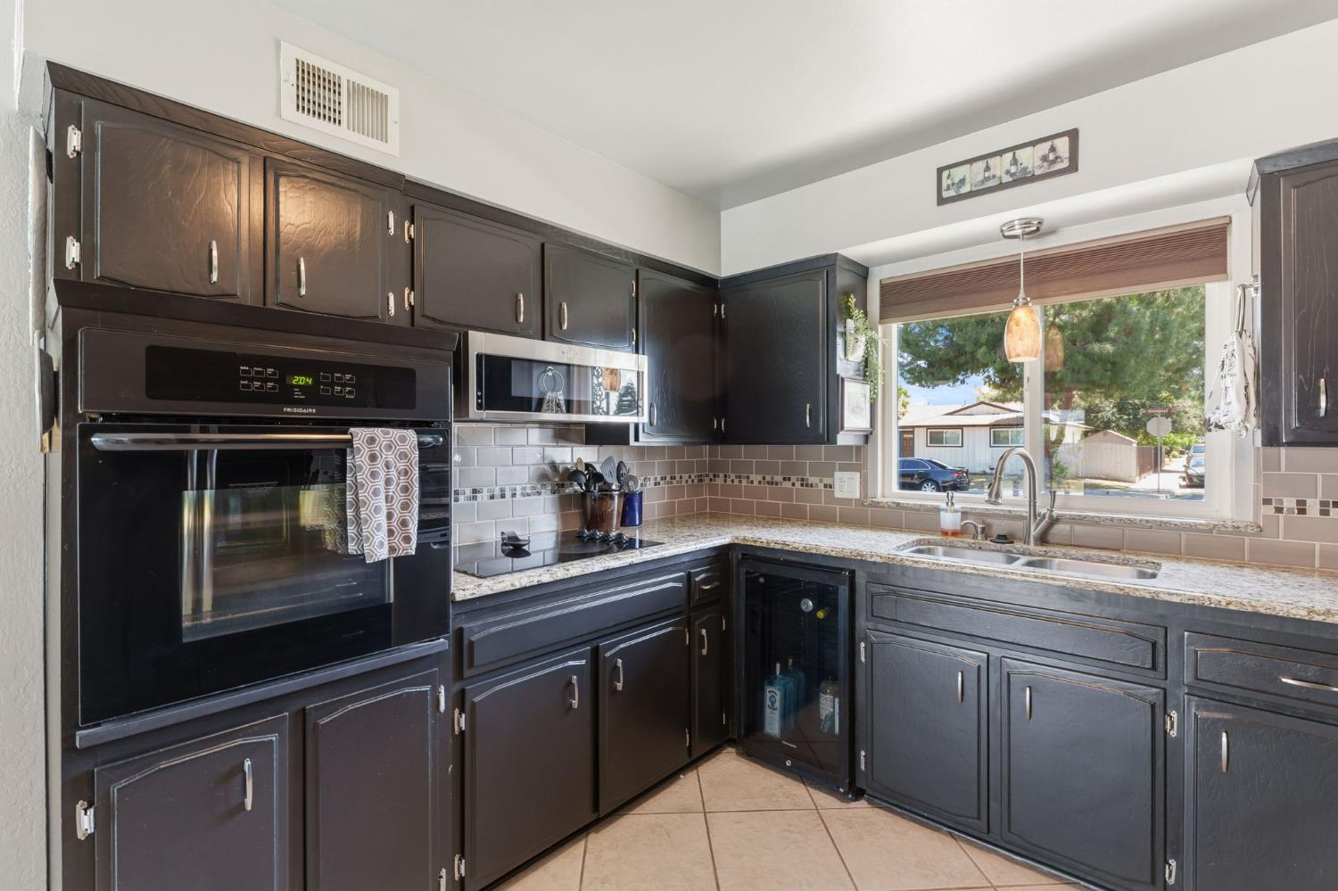 1741 Robinwood Ave, Clovis, CA 93611