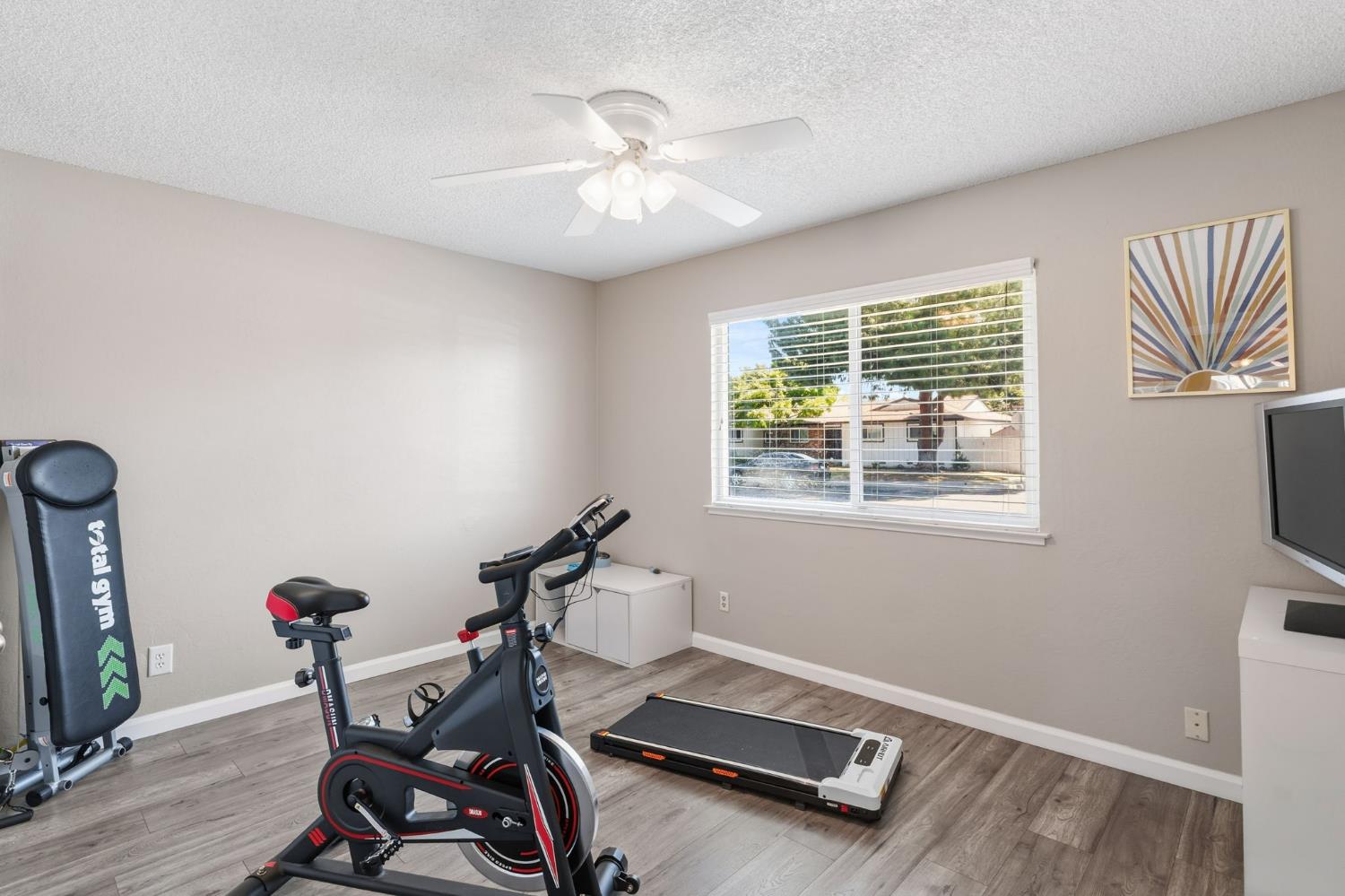 1741 Robinwood Ave, Clovis, CA 93611