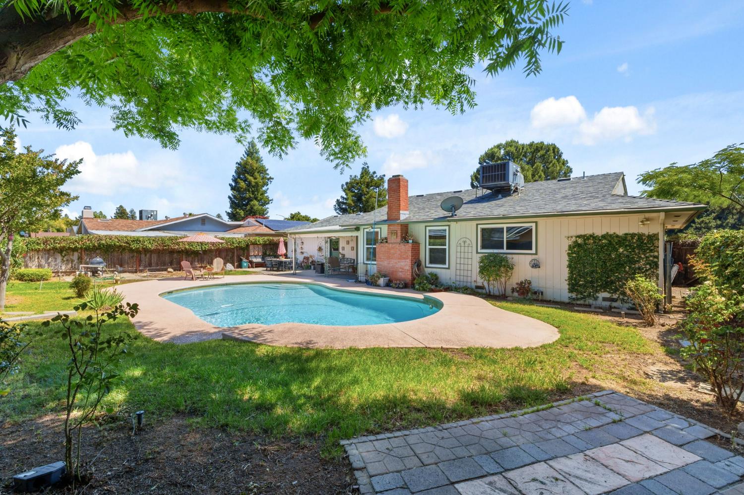 1741 Robinwood Ave, Clovis, CA 93611