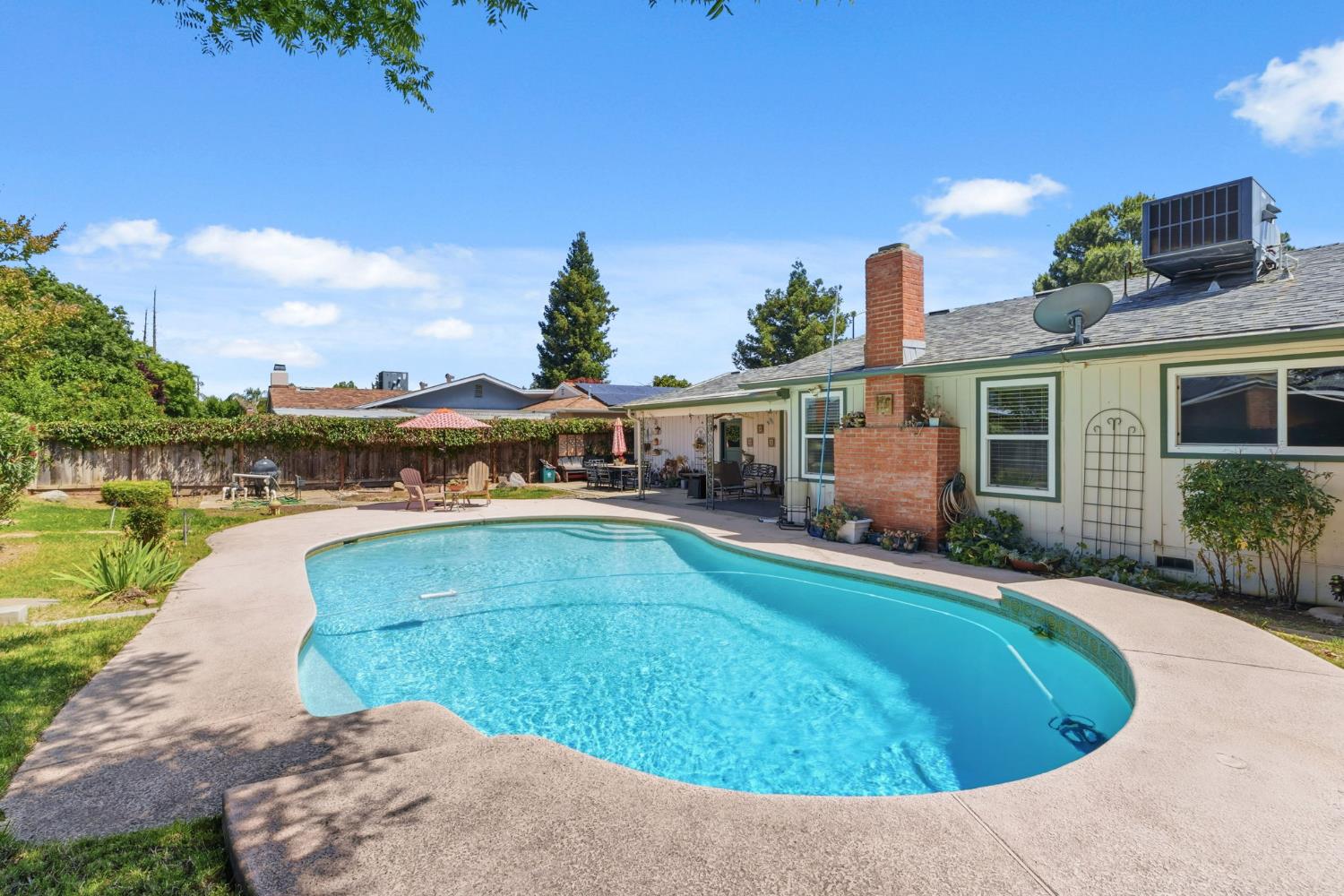 1741 Robinwood Ave, Clovis, CA 93611