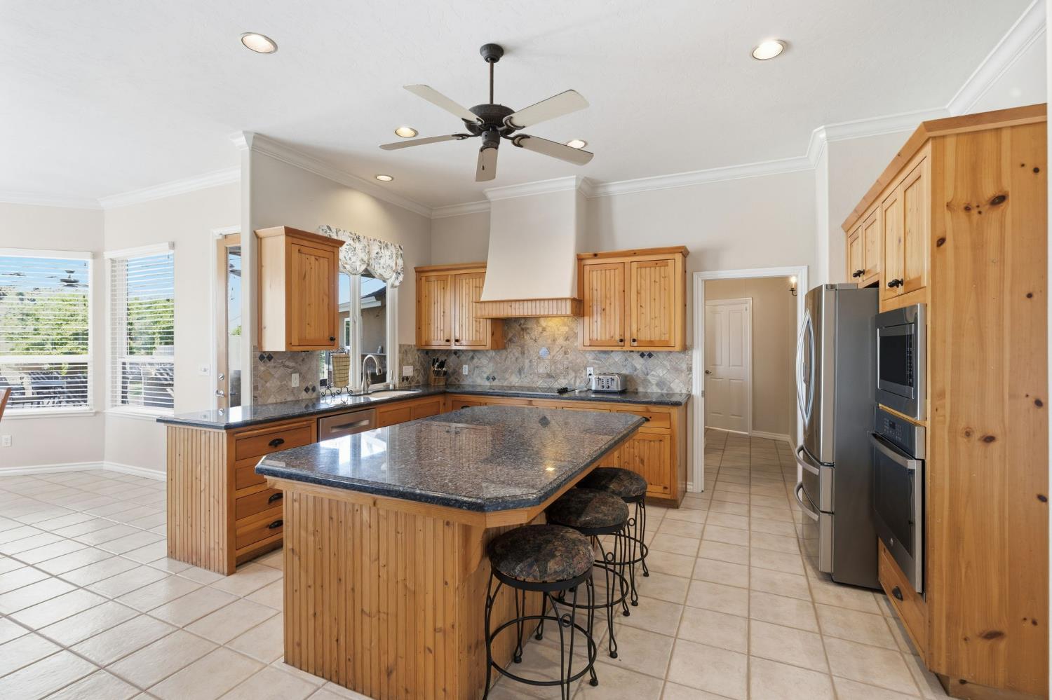 1995 Bergren Ct, Kingsburg, CA 93631