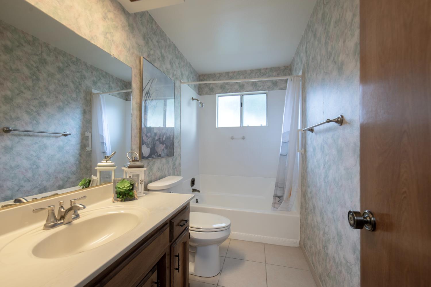 2554 E Tulare Ave, Visalia, CA 93292