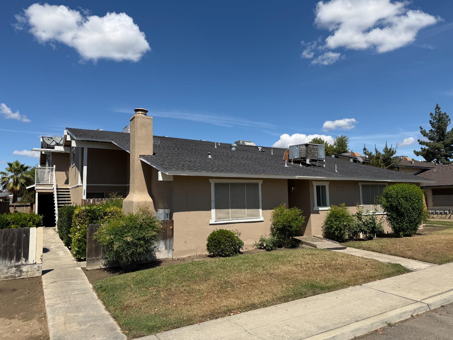 571 W Ashlan Ave, Clovis, CA 93612