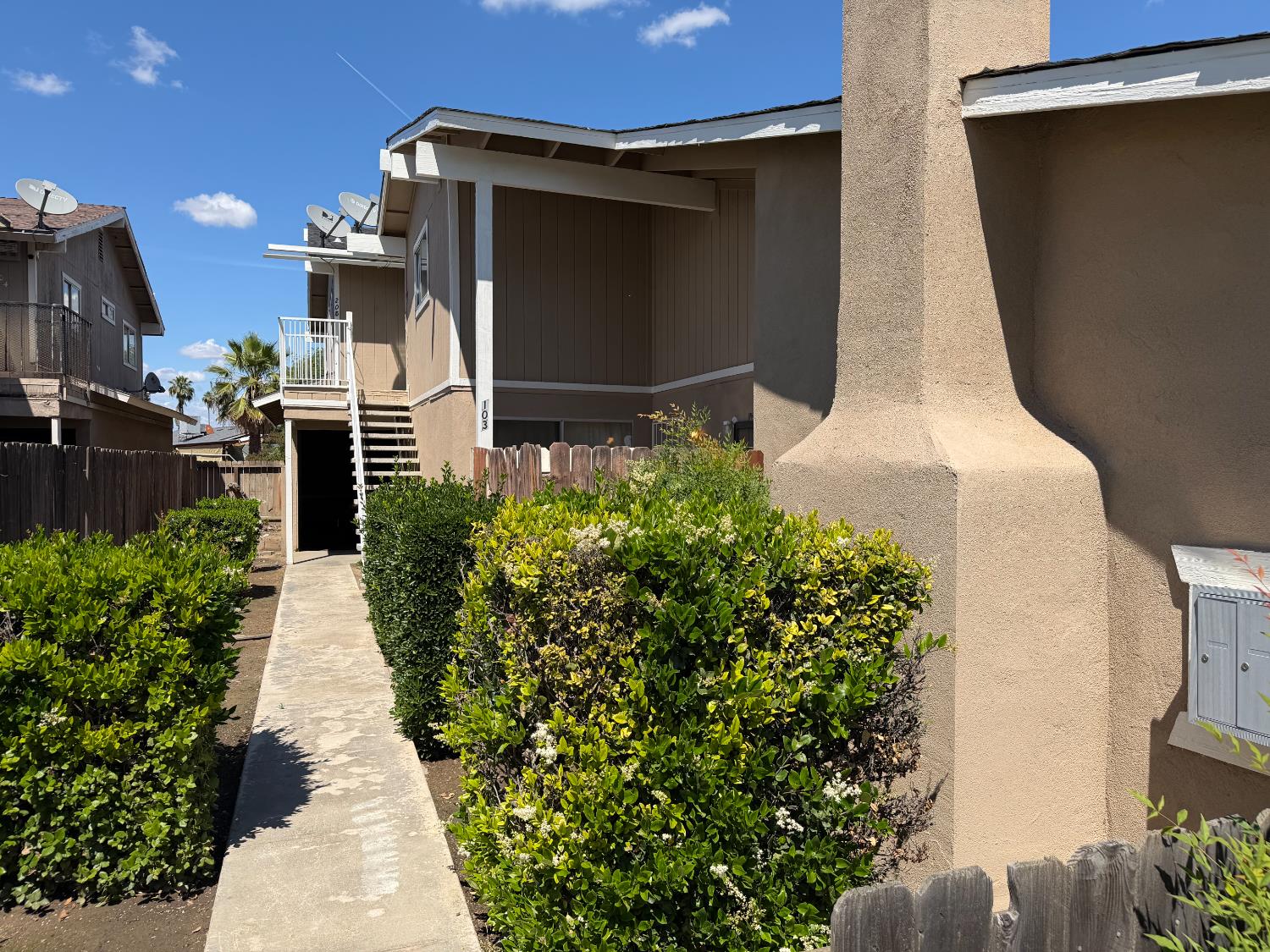 571 W Ashlan Ave, Clovis, CA 93612