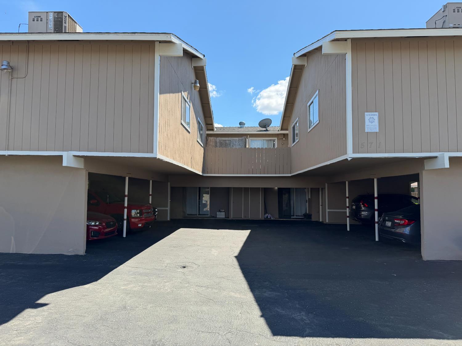 571 W Ashlan Ave, Clovis, CA 93612