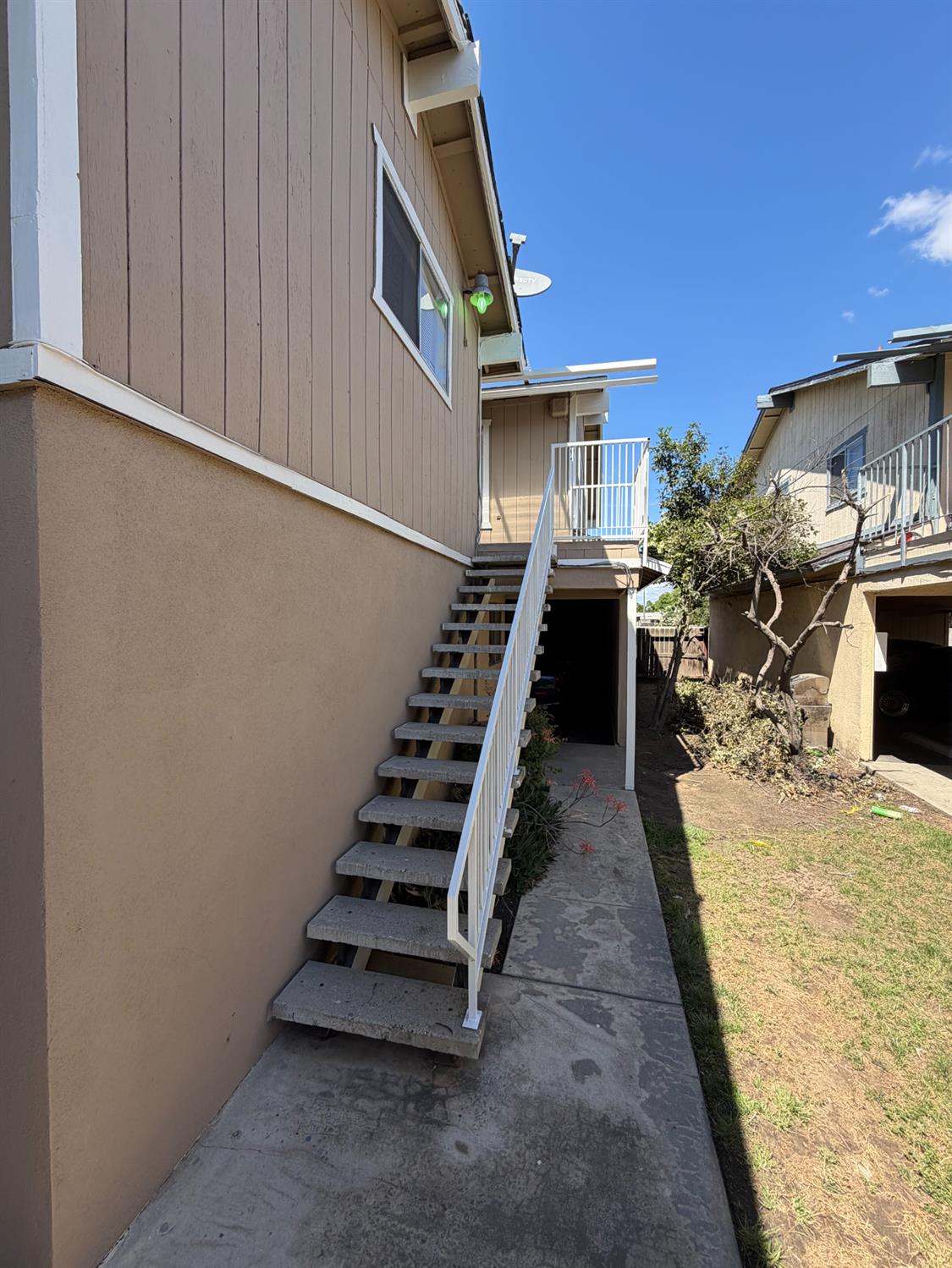 571 W Ashlan Ave, Clovis, CA 93612