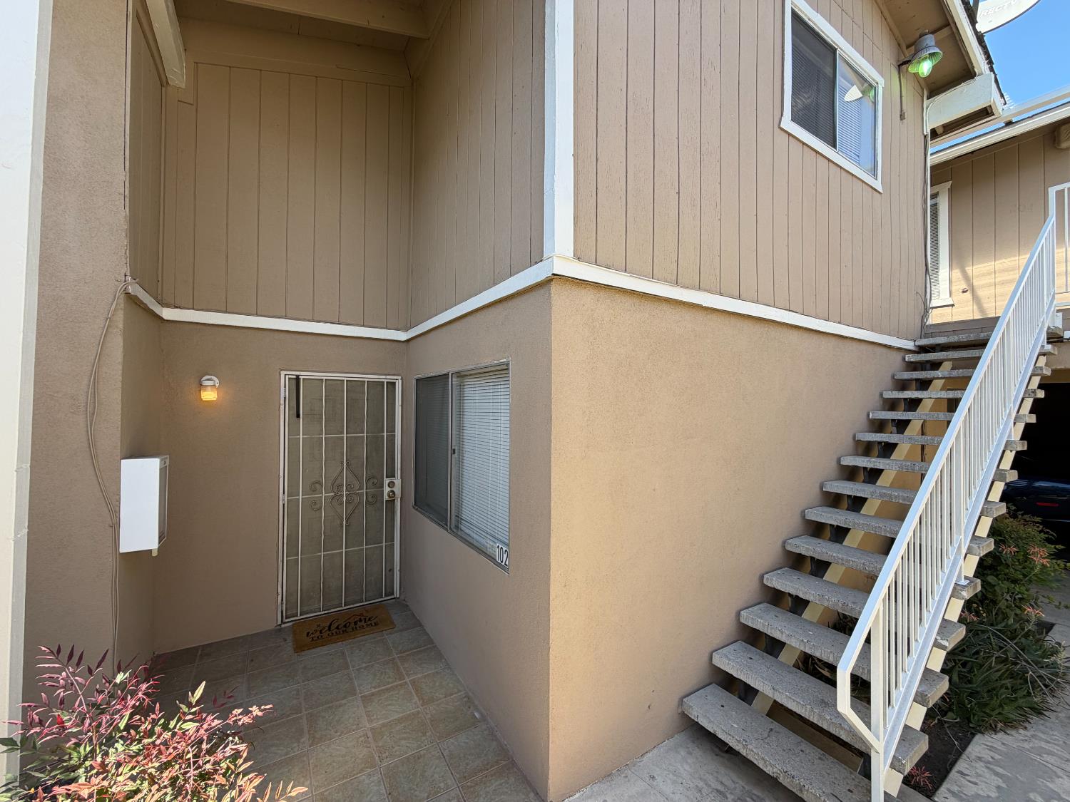 571 W Ashlan Ave, Clovis, CA 93612