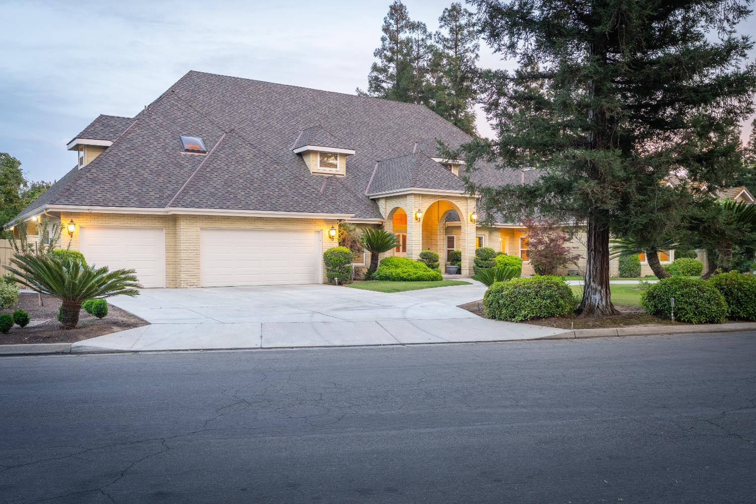 6518 N Dolores, Fresno, CA 93711