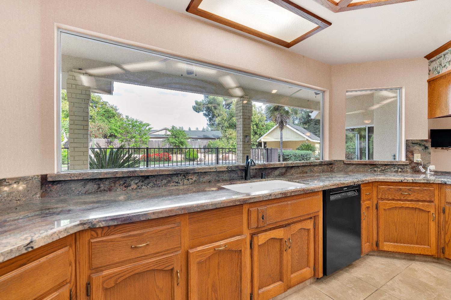 6518 N Dolores, Fresno, CA 93711