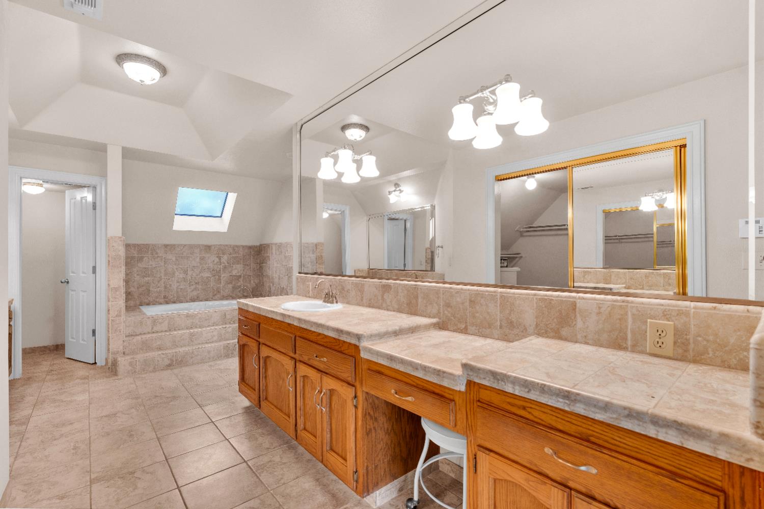 6518 N Dolores, Fresno, CA 93711