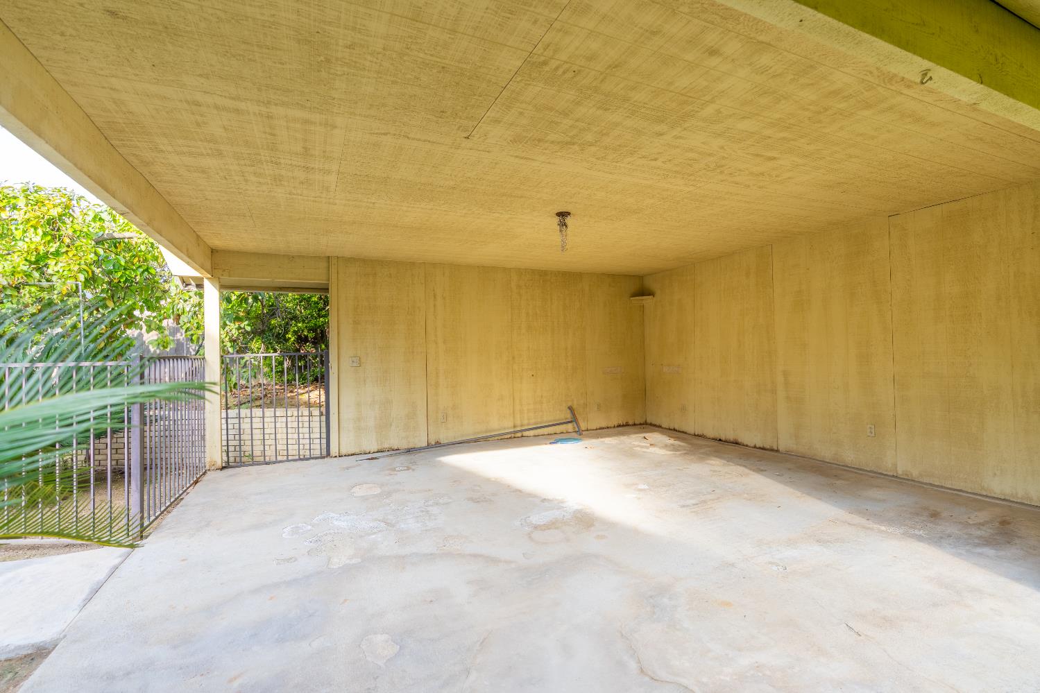 6518 N Dolores, Fresno, CA 93711