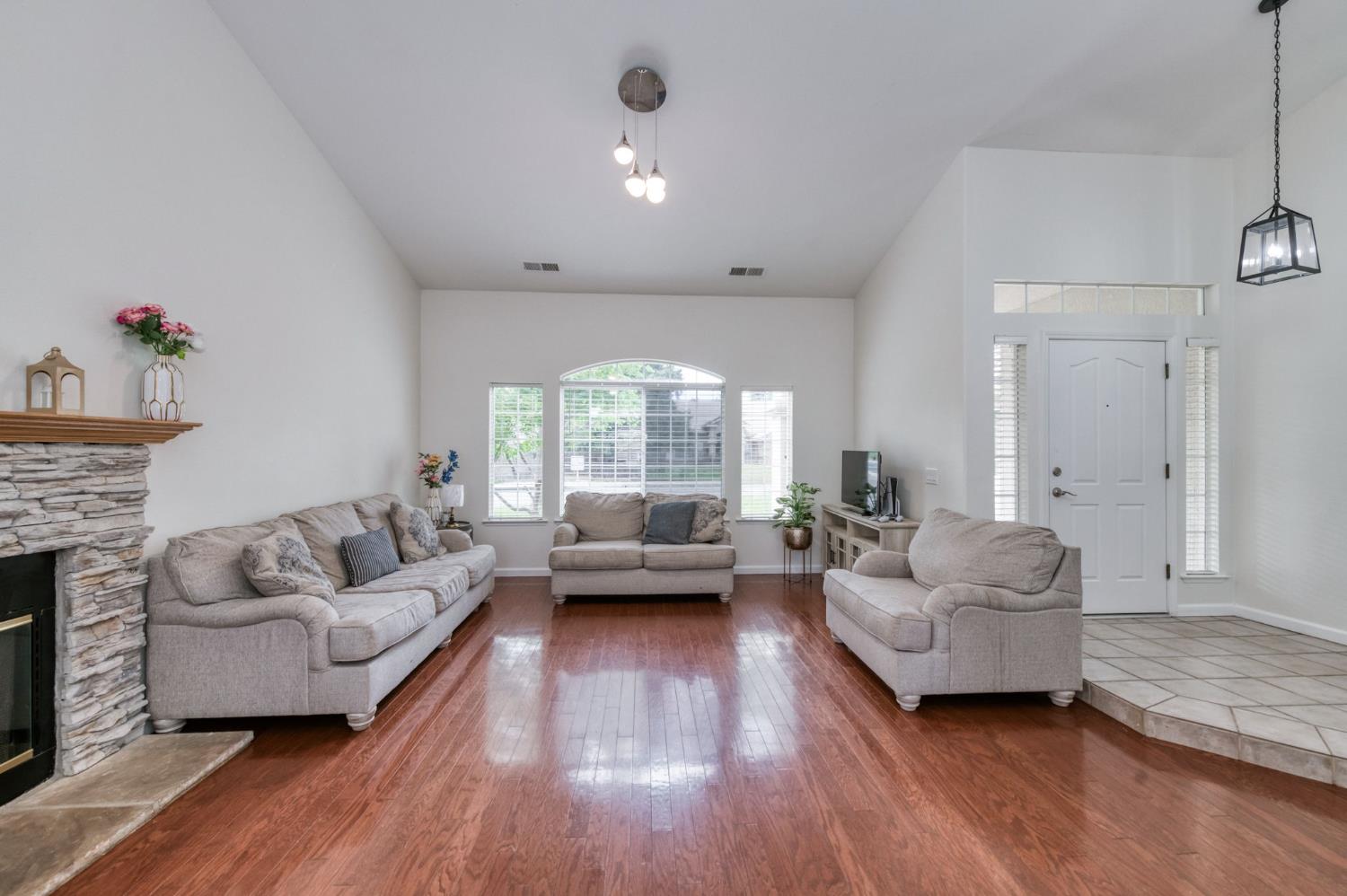 10374 N Sierra Vista Ave, Fresno, CA 93730