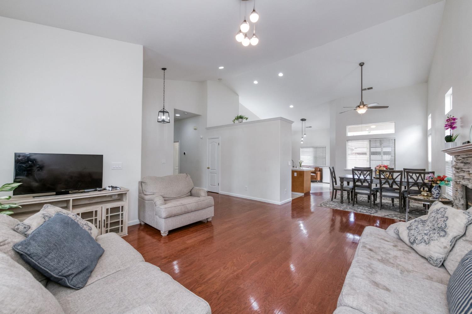 10374 N Sierra Vista Ave, Fresno, CA 93730