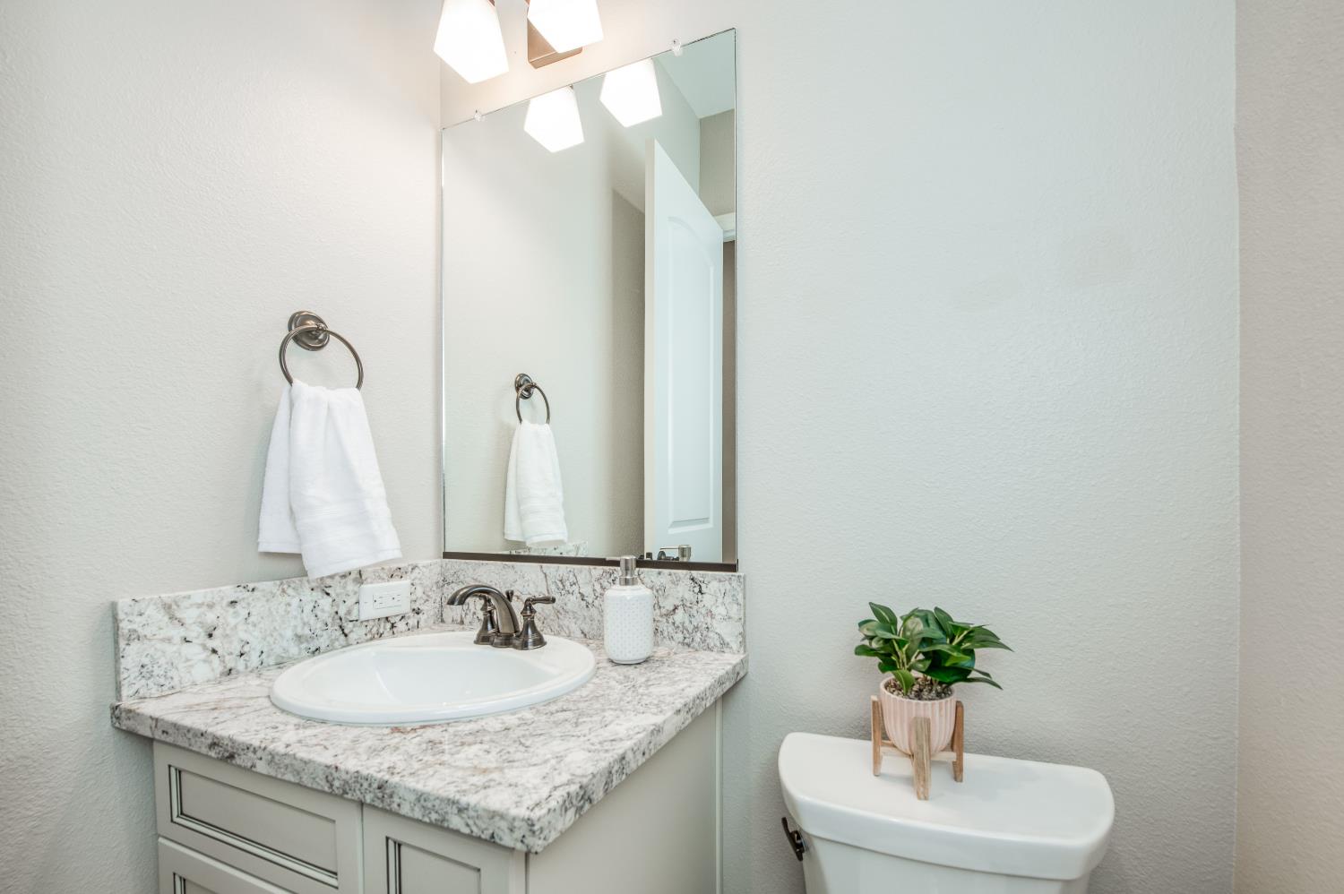 598 Crescent Ln, Madera, CA 93636