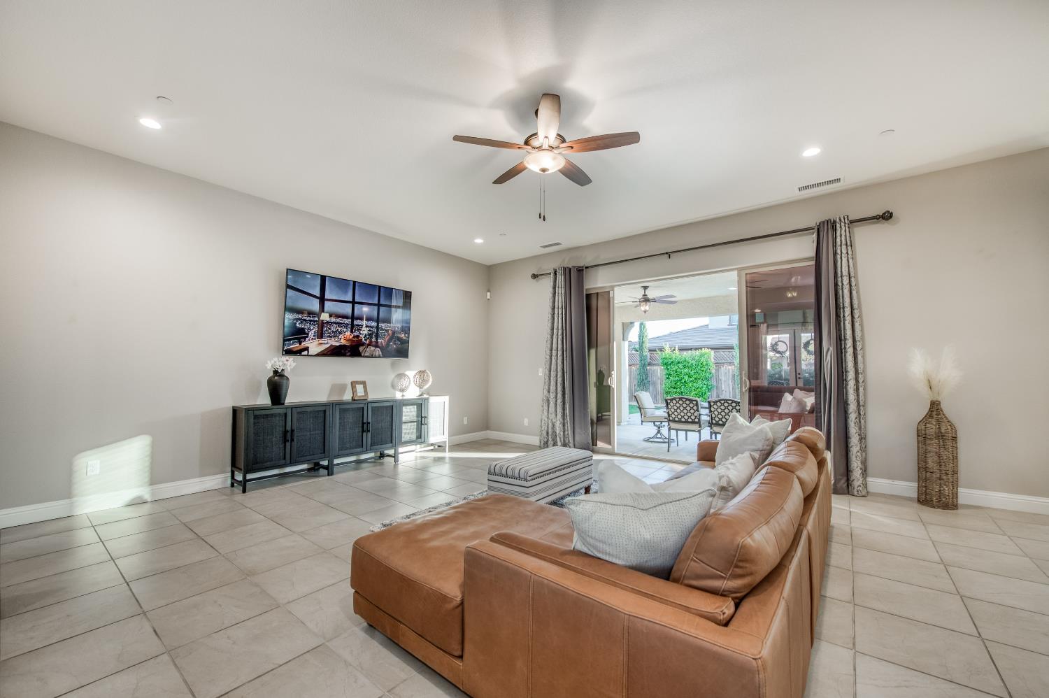 598 Crescent Ln, Madera, CA 93636