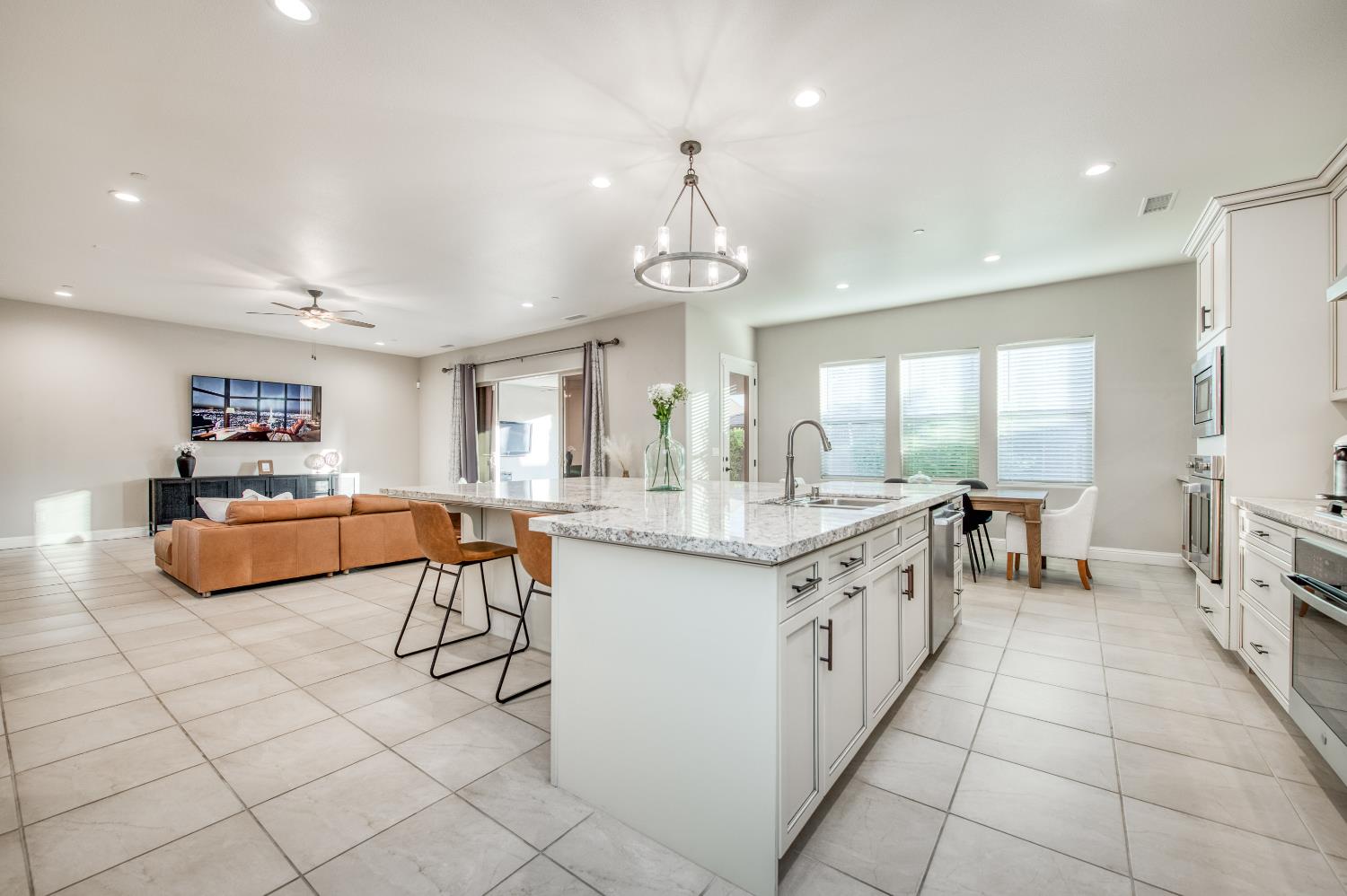598 Crescent Ln, Madera, CA 93636