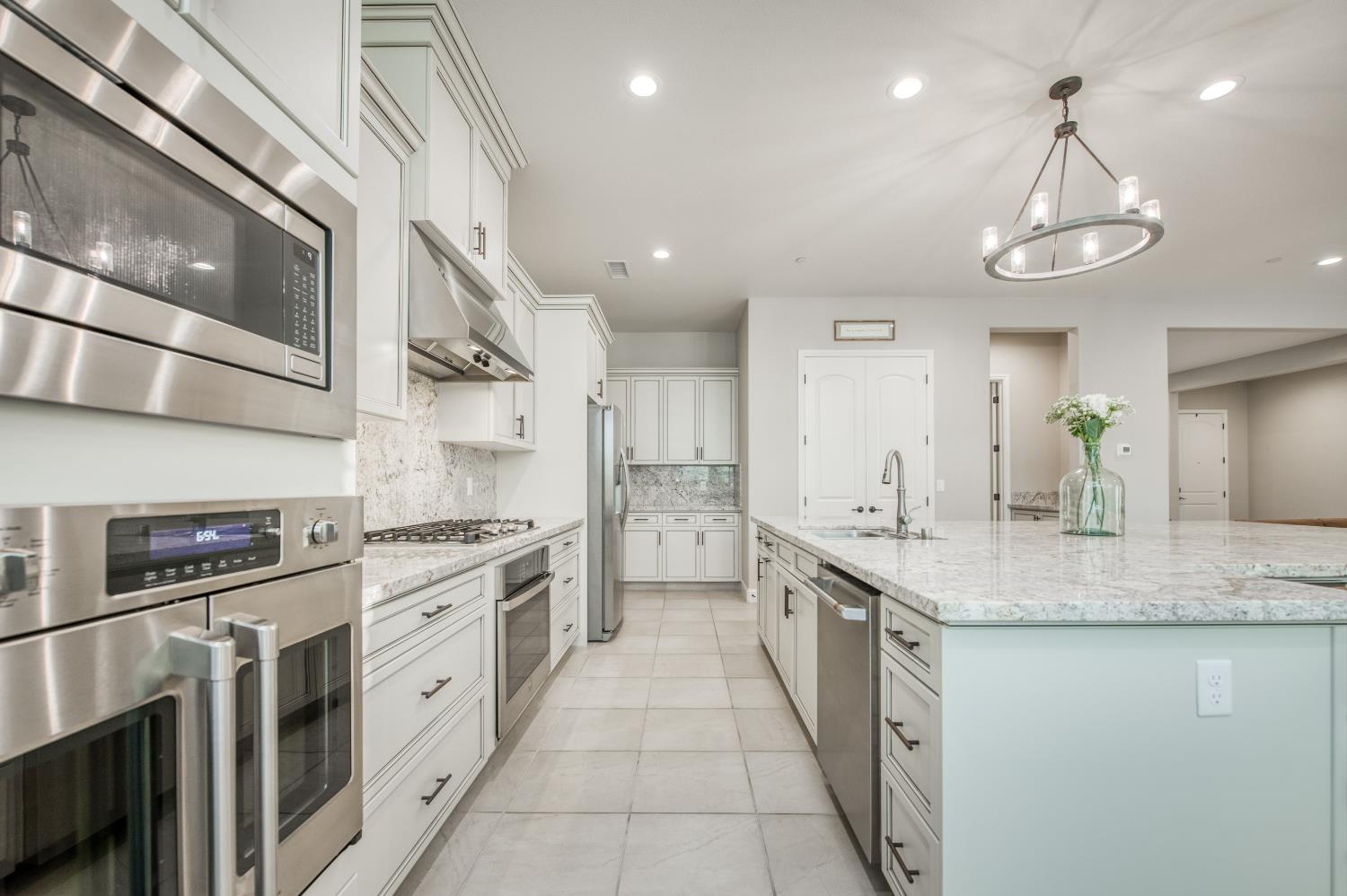 598 Crescent Ln, Madera, CA 93636