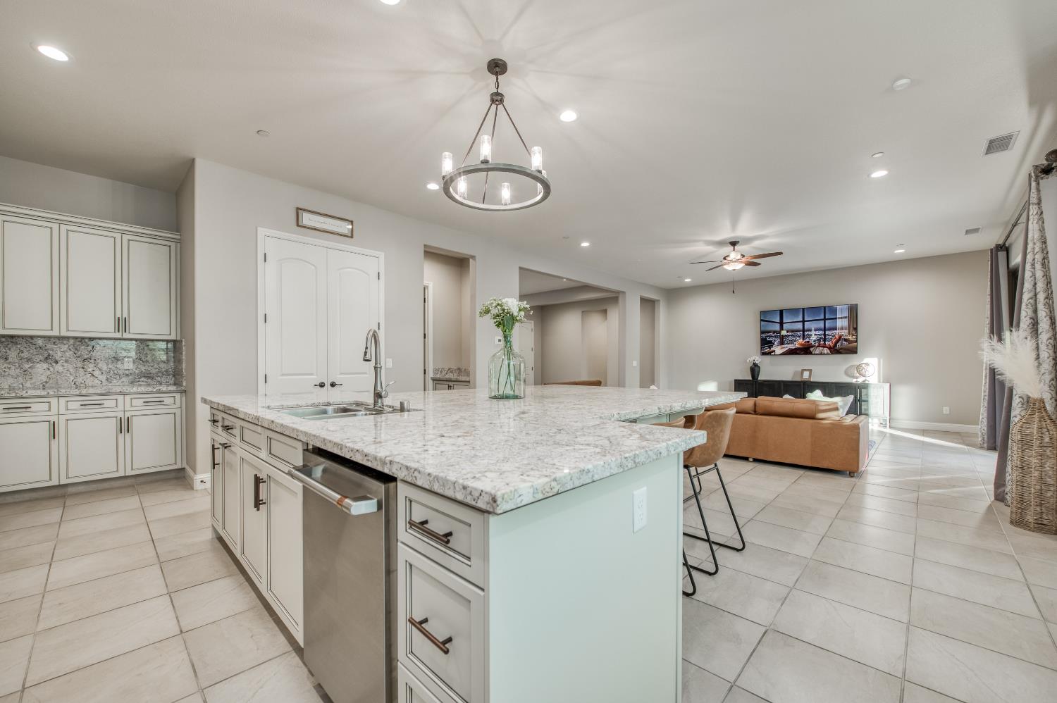 598 Crescent Ln, Madera, CA 93636