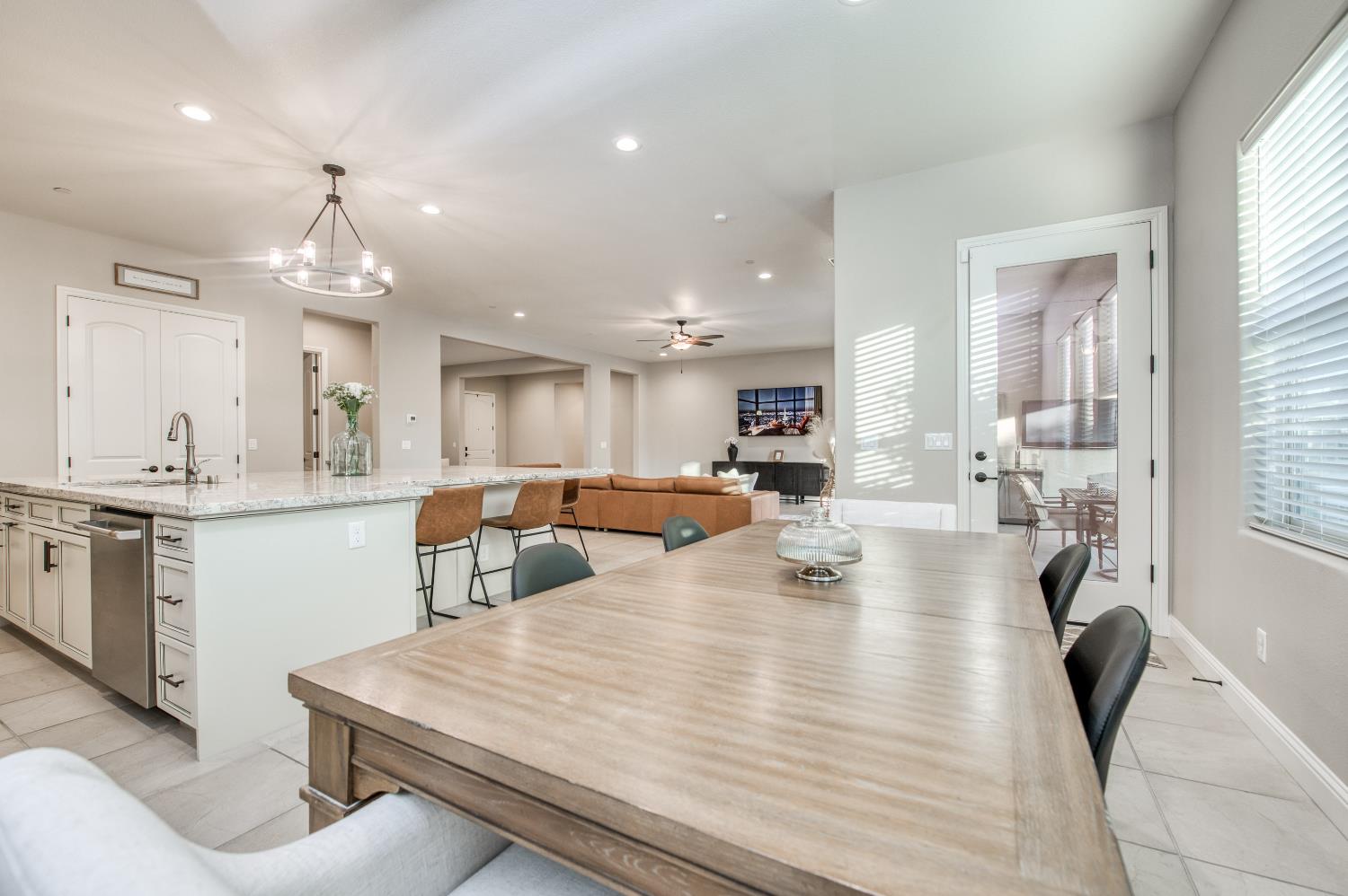 598 Crescent Ln, Madera, CA 93636