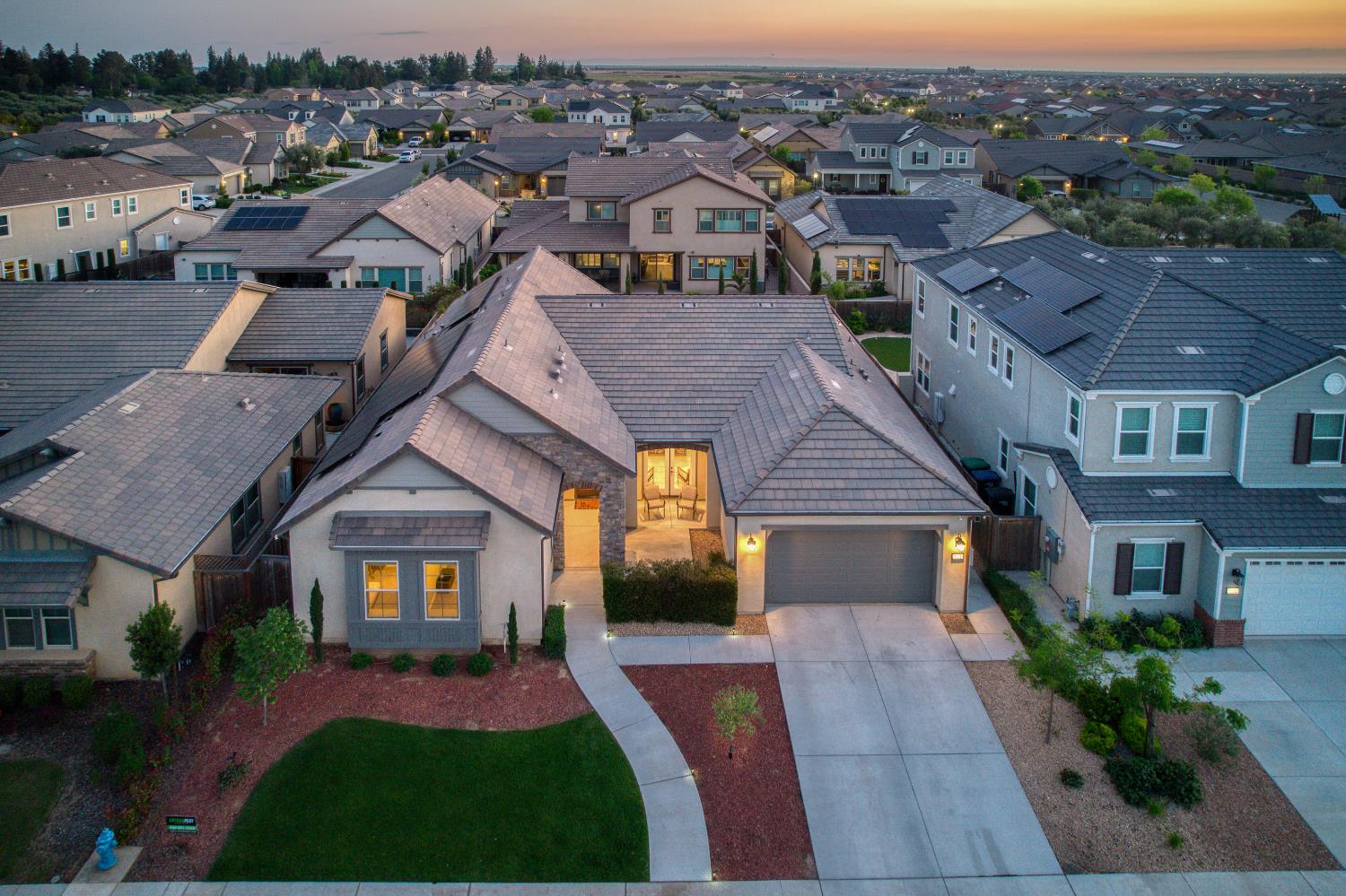 598 Crescent Ln, Madera, CA 93636