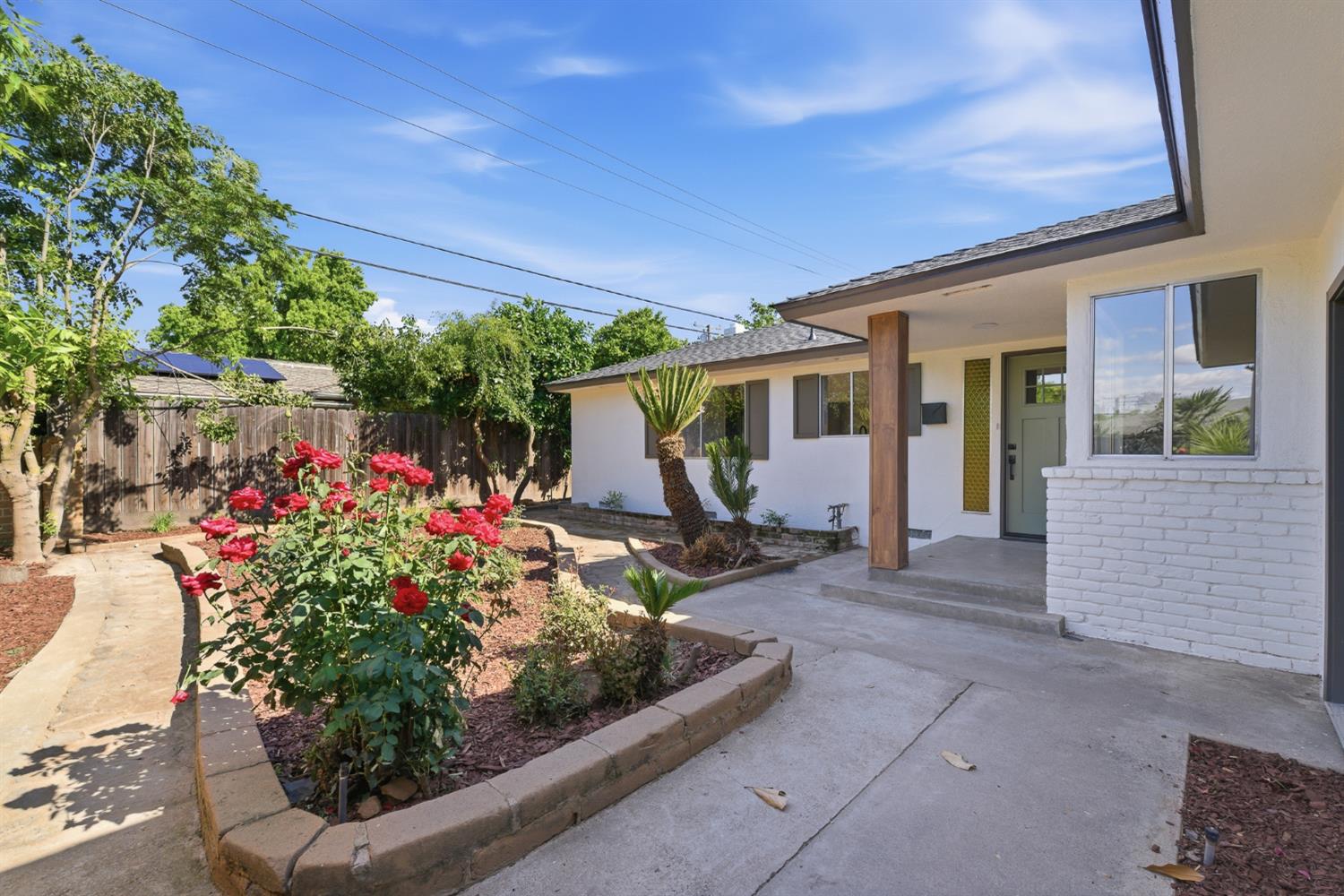 1295 E Almendra Dr, Fresno, CA 93710