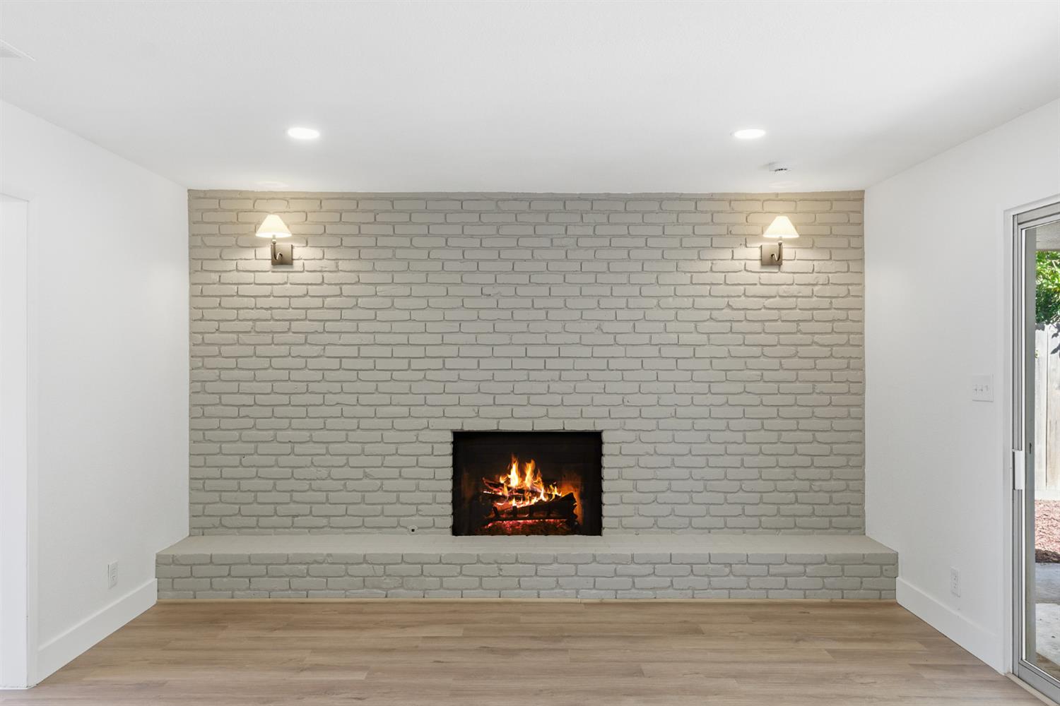 1295 E Almendra Dr, Fresno, CA 93710