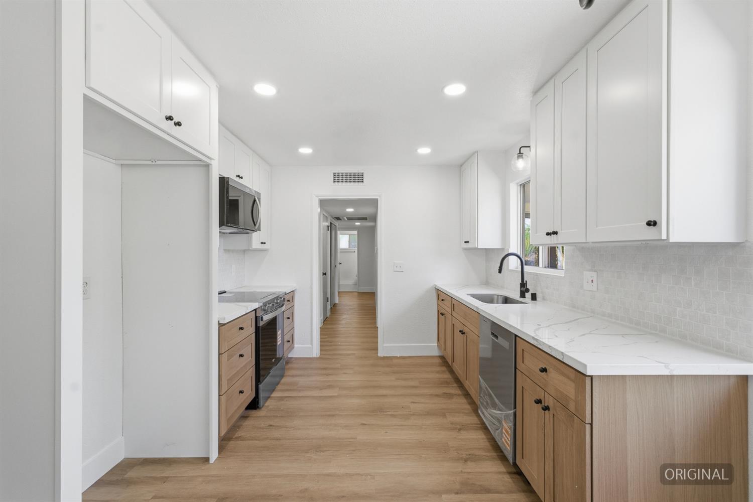 1295 E Almendra Dr, Fresno, CA 93710